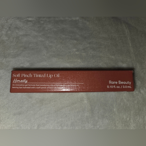 Rare Beauty Soft Pinch Tinted Lip Oil in the shade Honesty. - Picture 4 of 8